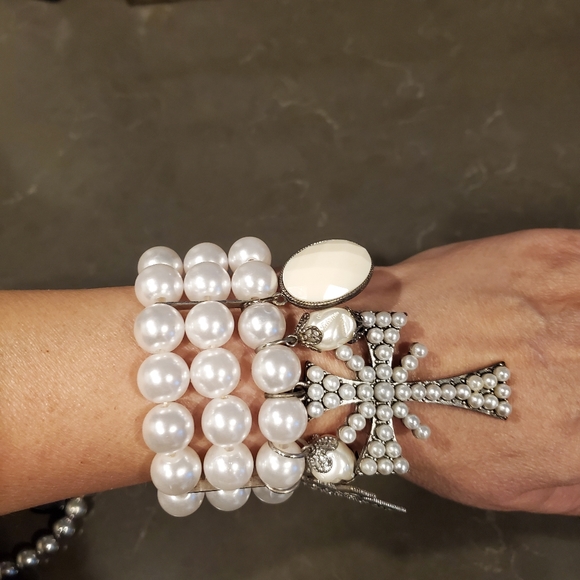 Stretch faux pearl bracelet with crosses - Picture 2 of 6